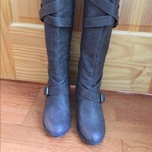 Grey boots, manmade materials 4 skinny legs, 6.5sz